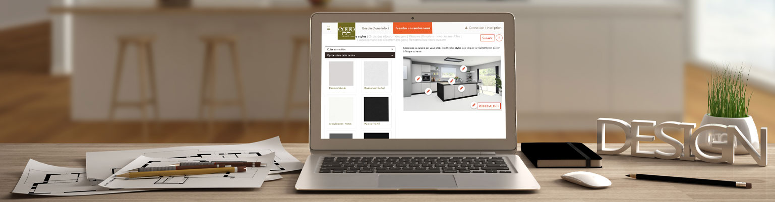 Un ordinateur portable affiche un configurateur 3D de cuisine sur un bureau en bois avec des plans, un carnet et un pot de plantes.