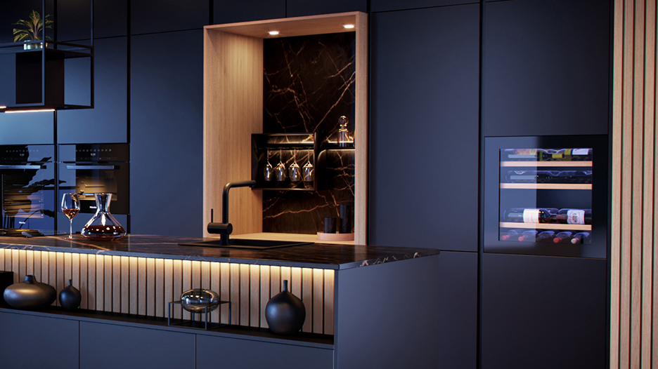 Cuisine moderne avec îlot central noir, étagères en bois clair, carafe à vin et cave à vin encastrée.