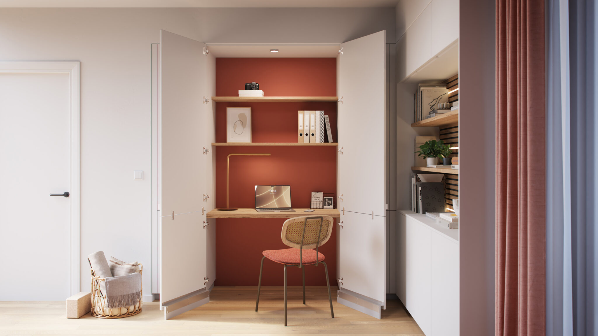 Un bureau intégré avec des étagères en bois, un ordinateur portable et une chaise rouge, entouré de murs blancs et d'un rideau rose.