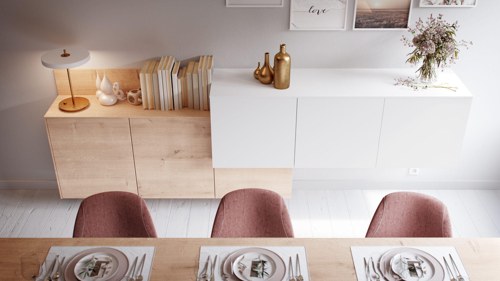 Un buffet en bois et blanc avec des livres, des vases dorés et une lampe, près d'une table dressée avec des assiettes et des chaises roses.