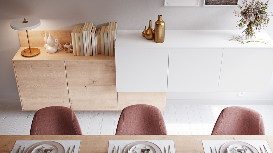 Vaisselier en bois clair et blanc, décoré de livres, vases dorés et bouquet de fleurs, avec chaises roses en avant-plan.